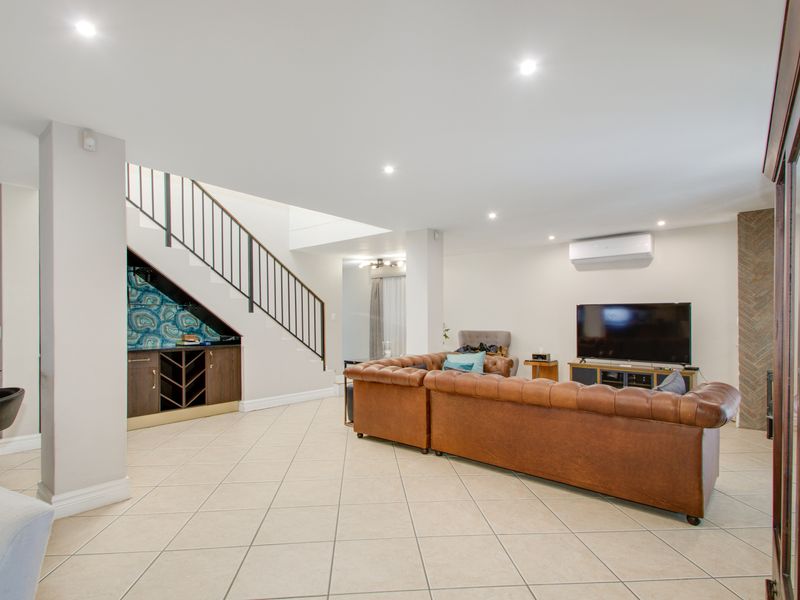 Modern Furnished Three Bedroom Dainfern Golf Estate - Photo 10