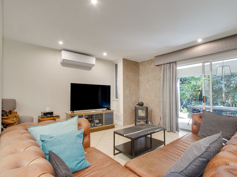 Modern Furnished Three Bedroom Dainfern Golf Estate - Photo 9
