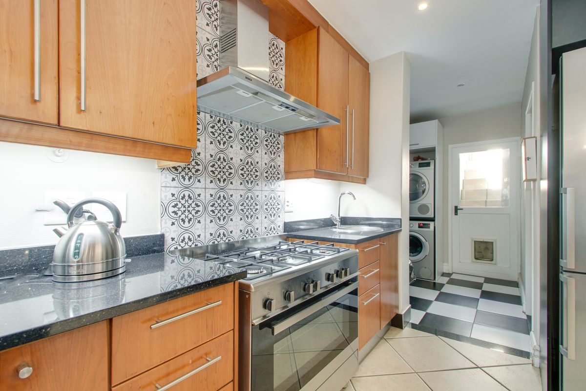 Modern Furnished Three Bedroom Dainfern Golf Estate - Photo 2