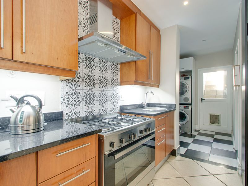 Modern Furnished Three Bedroom Dainfern Golf Estate - Photo 2