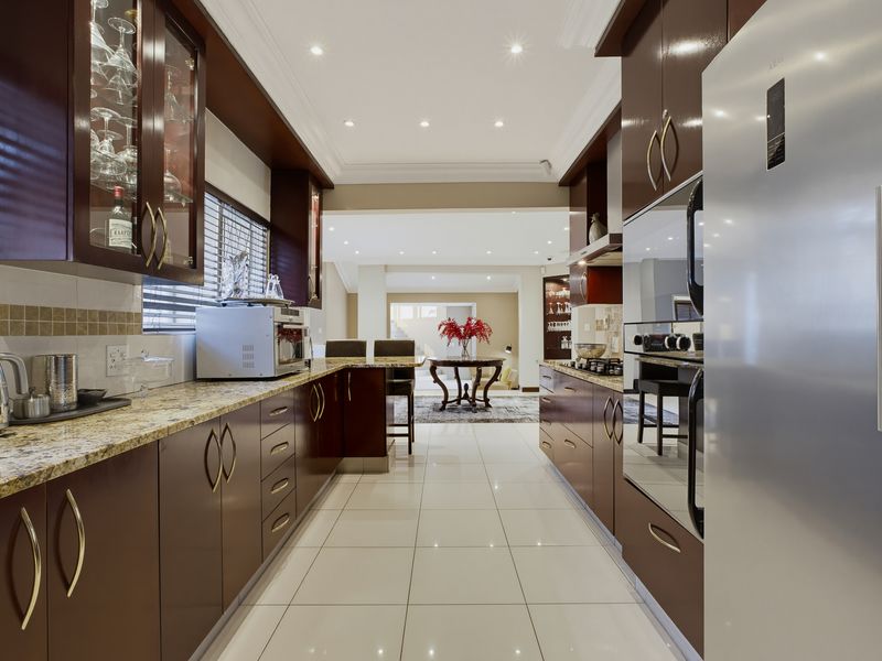 IMMACULATE 4 BEDROOM HOME - ENTERTAINMENT PARADISE! - Photo 8