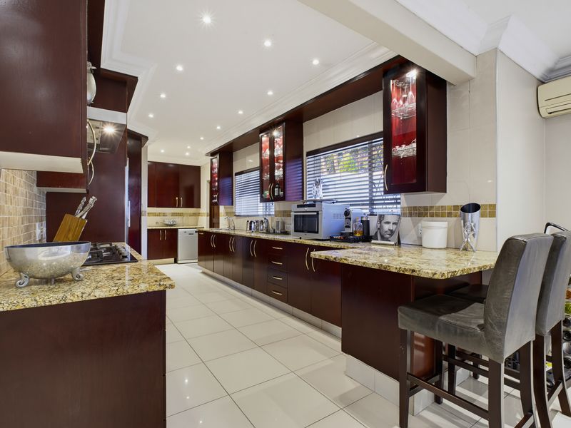 IMMACULATE 4 BEDROOM HOME - ENTERTAINMENT PARADISE! - Photo 10