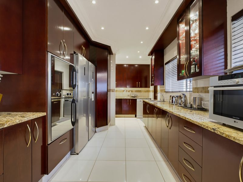 IMMACULATE 4 BEDROOM HOME - ENTERTAINMENT PARADISE! - Photo 6