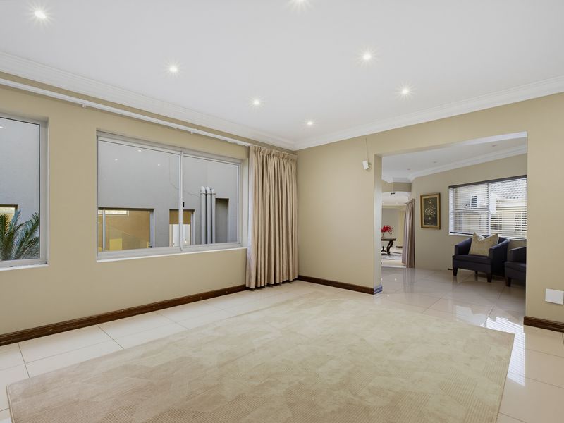 IMMACULATE 4 BEDROOM HOME - ENTERTAINMENT PARADISE! - Photo 5
