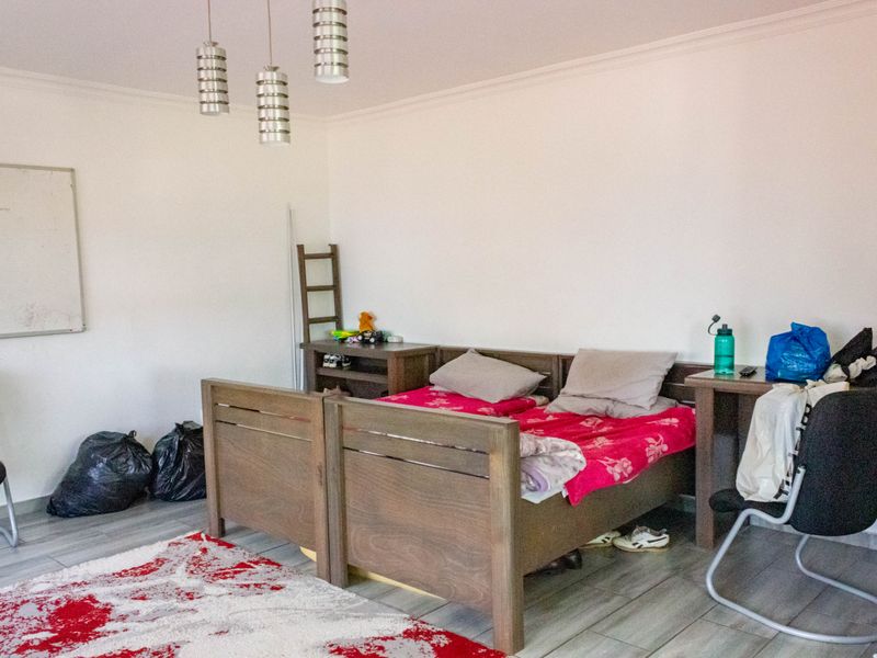 "Spacious 4 bedroom house for sale in Ninapark, Akasia - ideal for a growing family seeking comfort - Photo 4