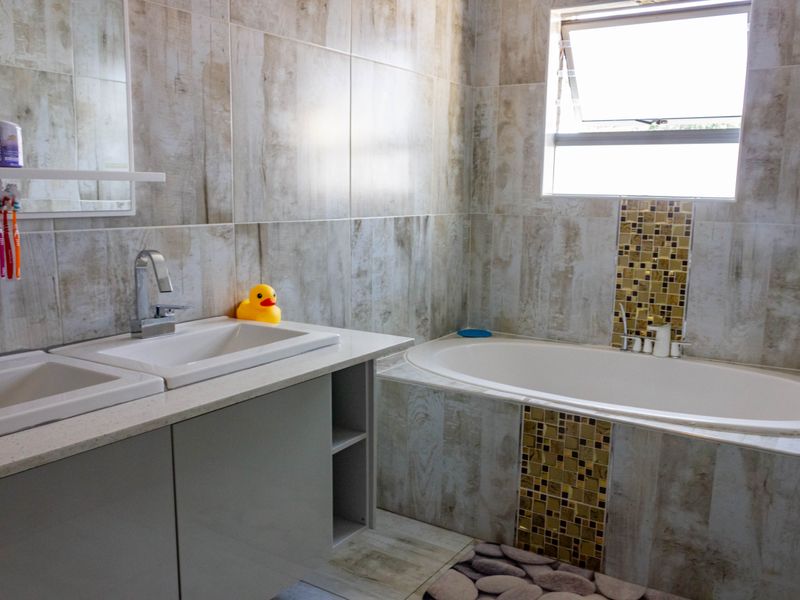 "Spacious 4 bedroom house for sale in Ninapark, Akasia - ideal for a growing family seeking comfort - Photo 7