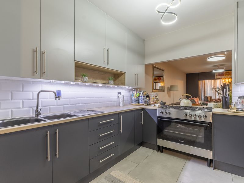 IMMACULATE 2 BED APARTMENT WITH VIEWS TO DIE FOR!! - Photo 4
