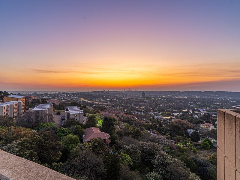 IMMACULATE 2 BED APARTMENT WITH VIEWS TO DIE FOR!! - Photo 2