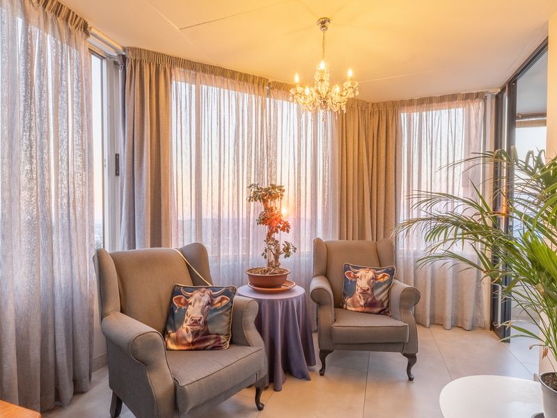 IMMACULATE 2 BED APARTMENT WITH VIEWS TO DIE FOR!! - Photo 10