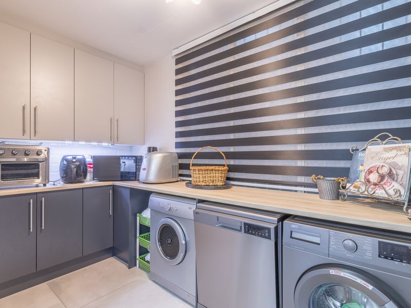 IMMACULATE 2 BED APARTMENT WITH VIEWS TO DIE FOR!! - Photo 8