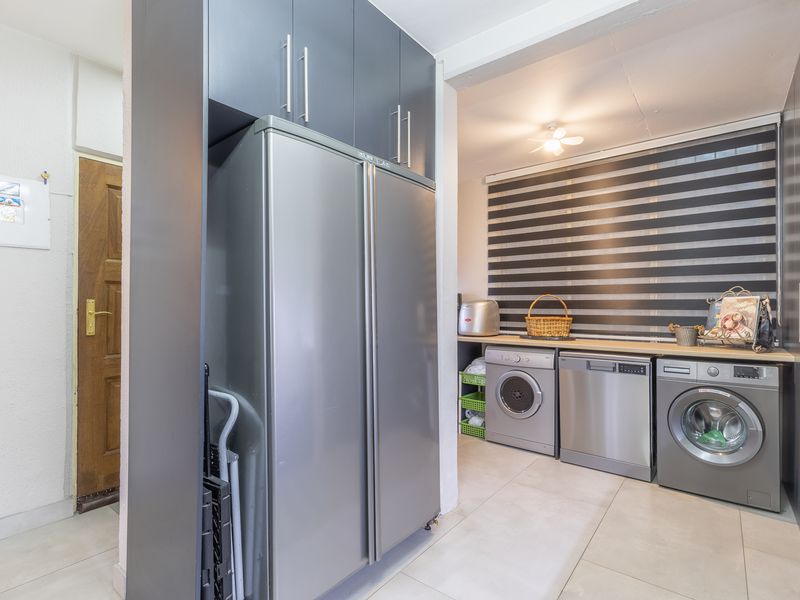 IMMACULATE 2 BED APARTMENT WITH VIEWS TO DIE FOR!! - Photo 7