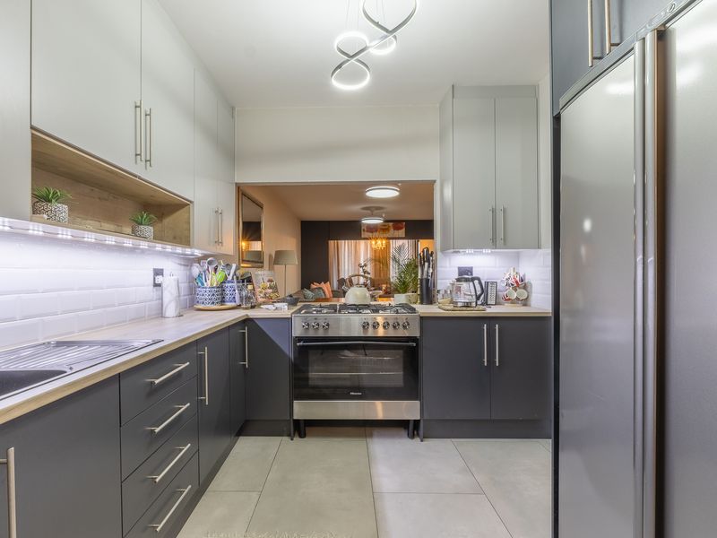 IMMACULATE 2 BED APARTMENT WITH VIEWS TO DIE FOR!! - Photo 6
