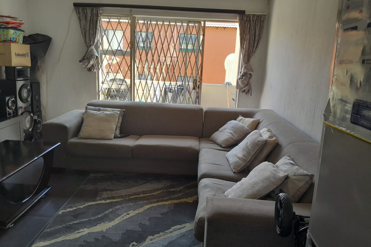 Stylish 2-Bedroom Townhouse! - Photo 4