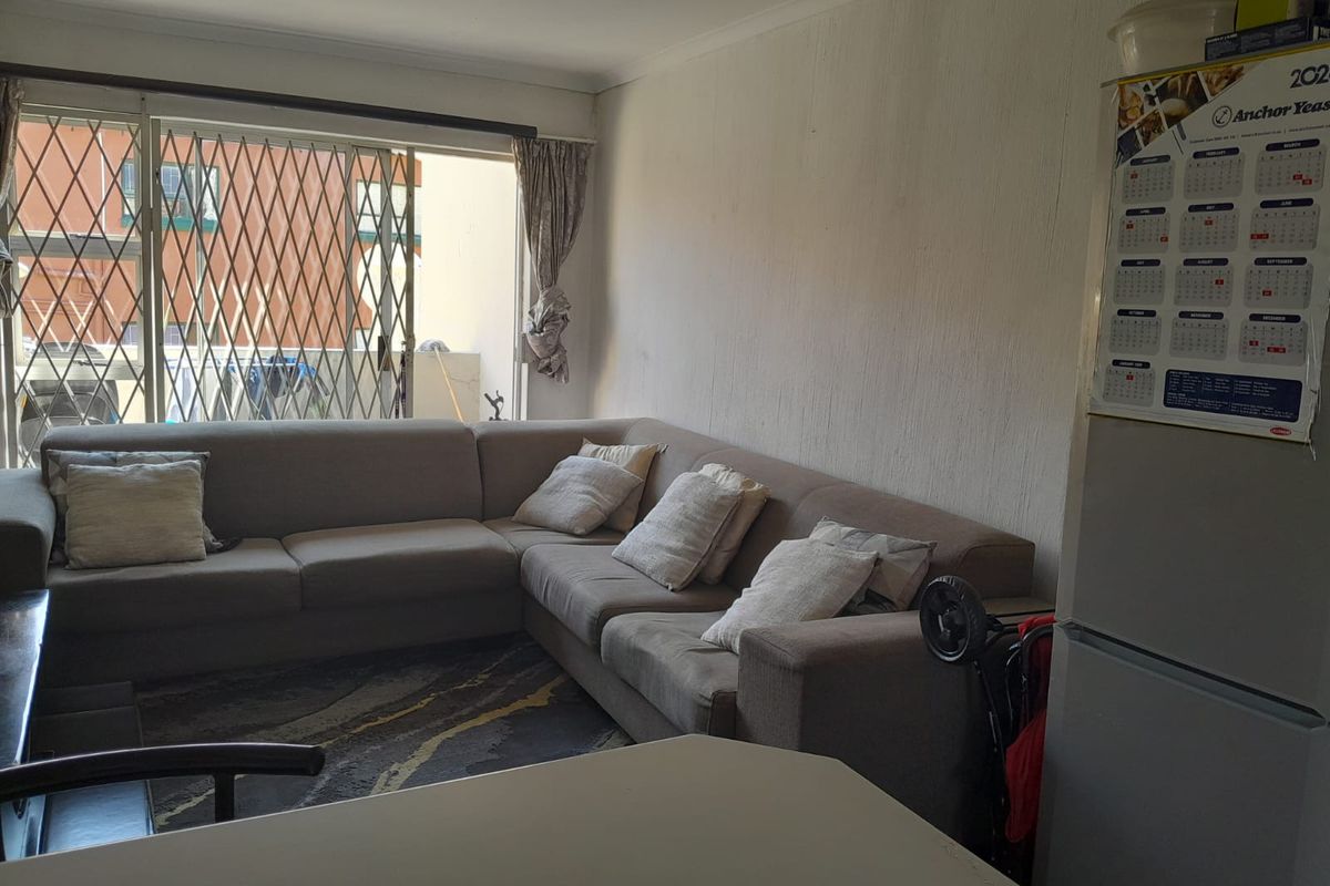 Stylish 2-Bedroom Townhouse! - Photo 3