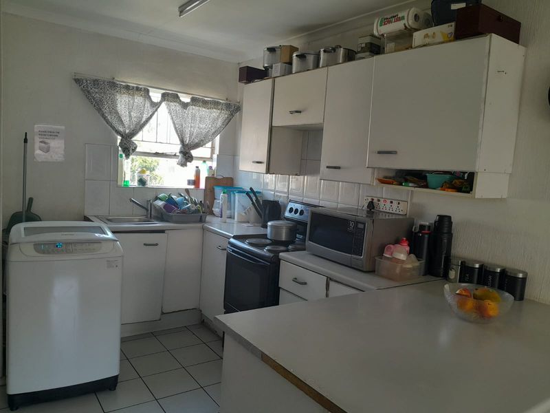 Stylish 2-Bedroom Townhouse! - Photo 8