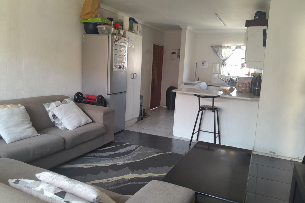 Stylish 2-Bedroom Townhouse! - Photo 2