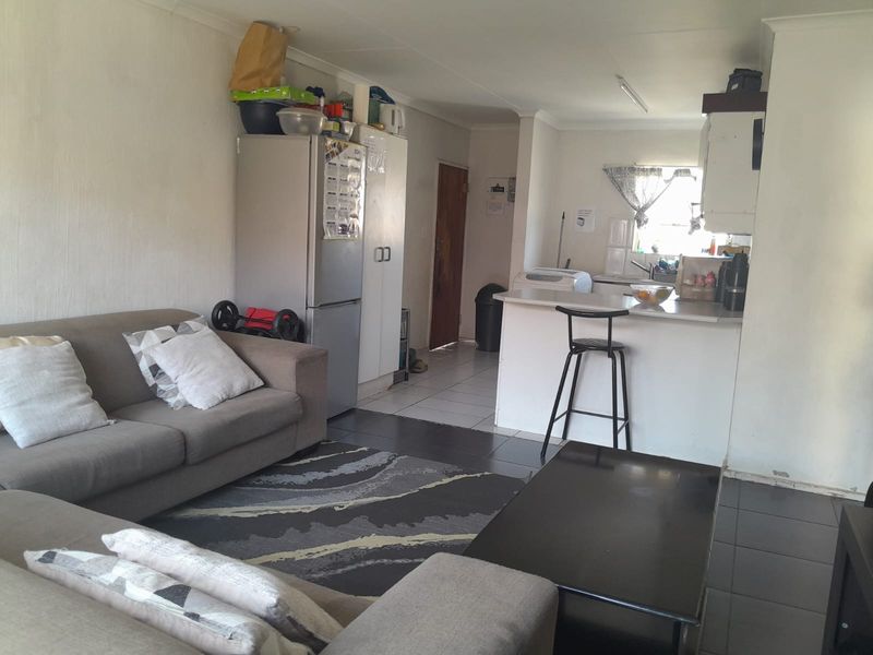 Stylish 2-Bedroom Townhouse! - Photo 2