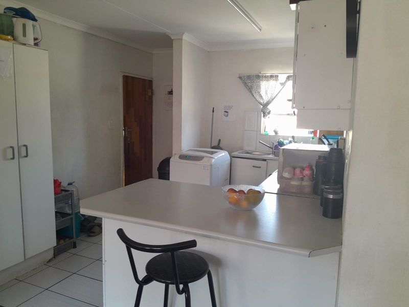 Stylish 2-Bedroom Townhouse! - Photo 6