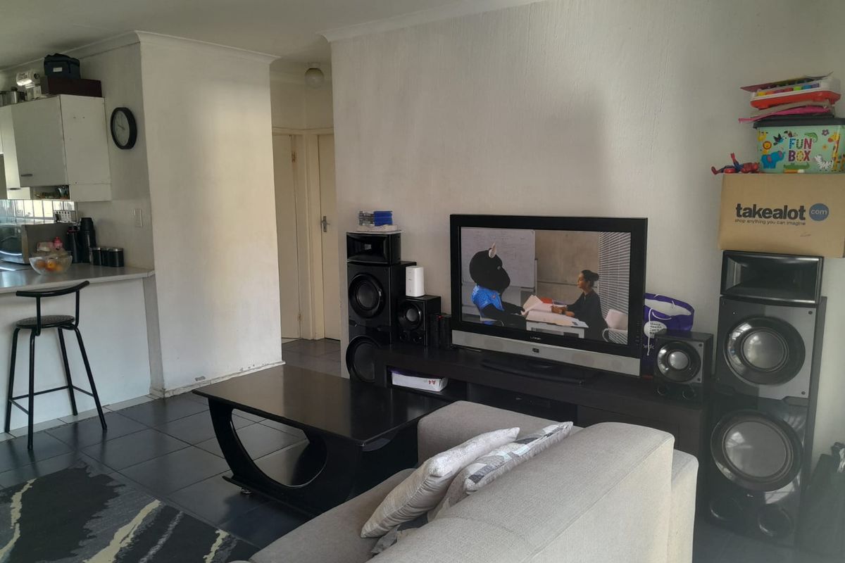 Stylish 2-Bedroom Townhouse! - Photo 5