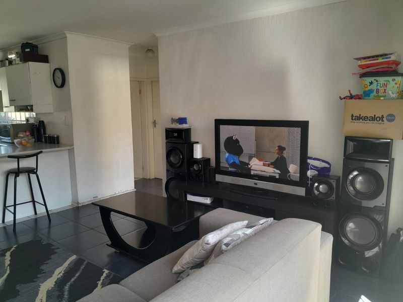 Stylish 2-Bedroom Townhouse! - Photo 5