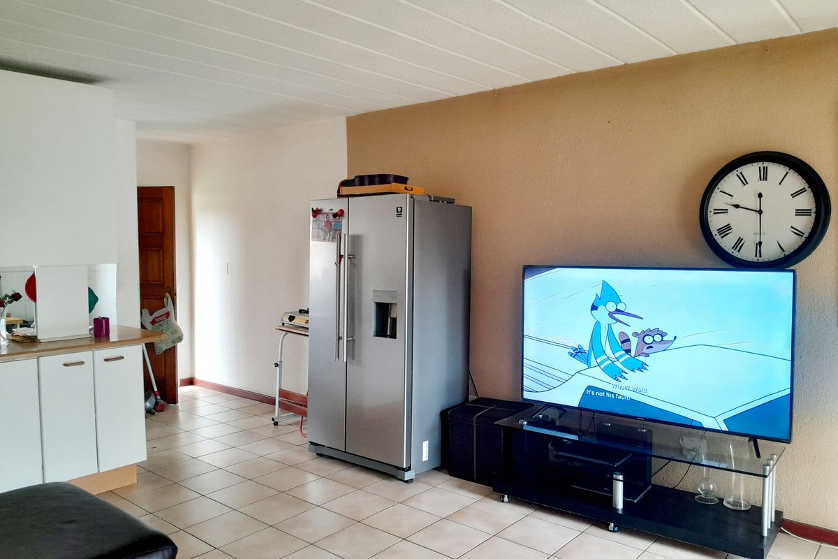 Secluded 2-Bedroom, ground floor townhouse available!! - Photo 3