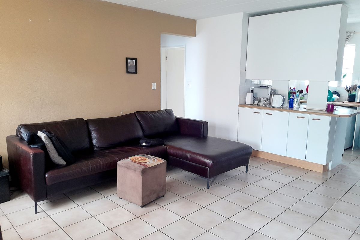 Secluded 2-Bedroom, ground floor townhouse available!! - Photo 2