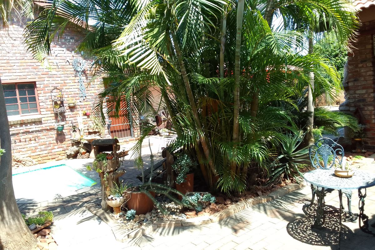 Charming House in East End - Photo 2