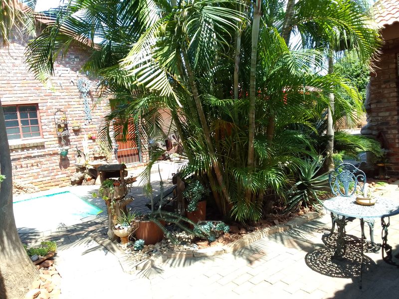 Charming House in East End - Photo 2