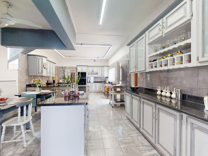 A LUXURIOUS HOME FOR SALE. - Photo 2