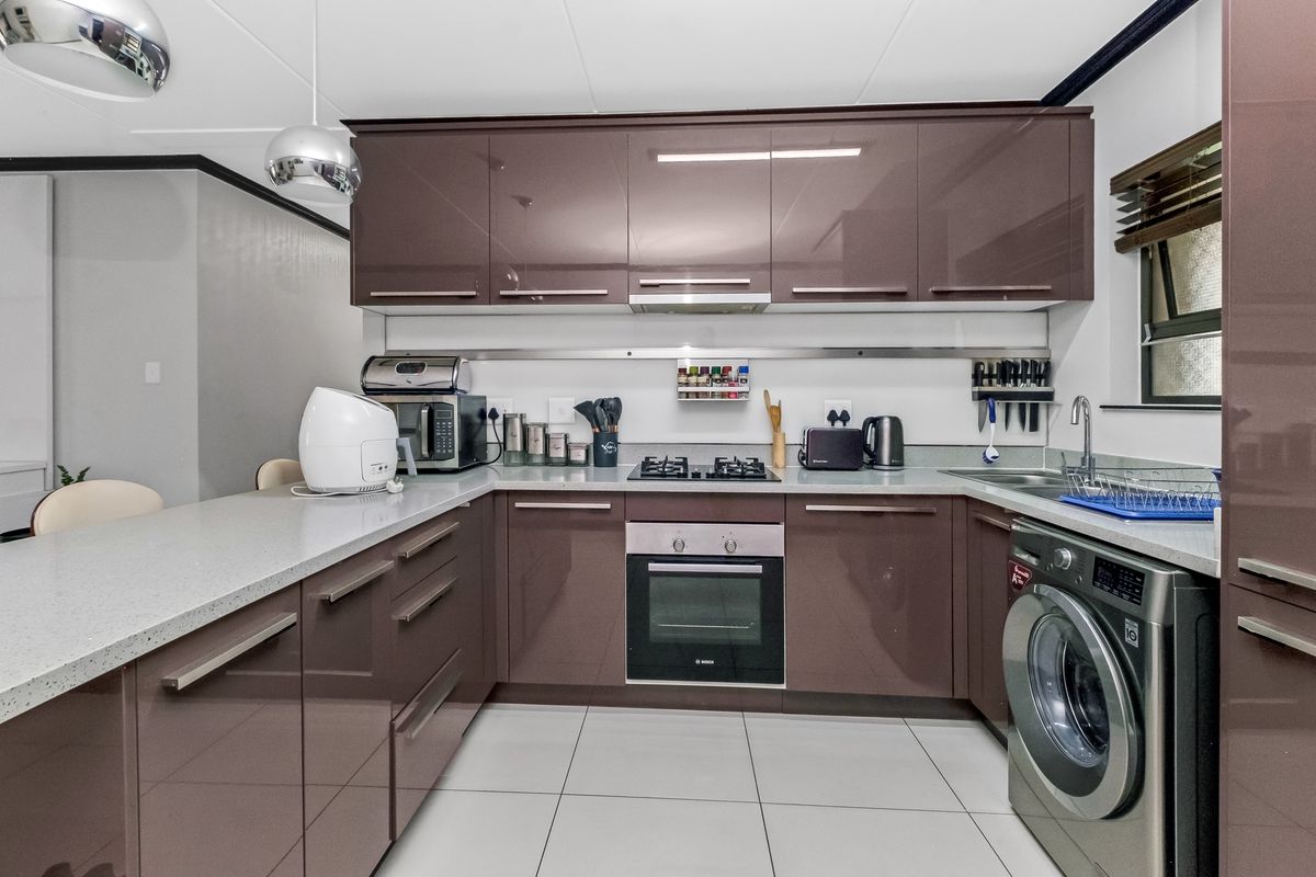 Modern Fully Furnished 3-Bedroom, 2-Bathroom First-Floor Apartment in Secure Estate - Photo 3