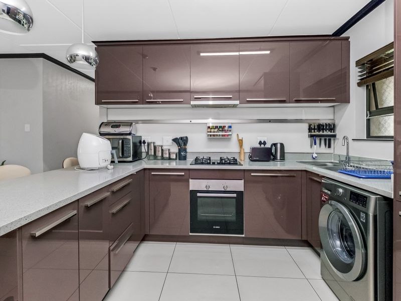 Modern Fully Furnished 3-Bedroom, 2-Bathroom First-Floor Apartment in Secure Estate - Photo 3