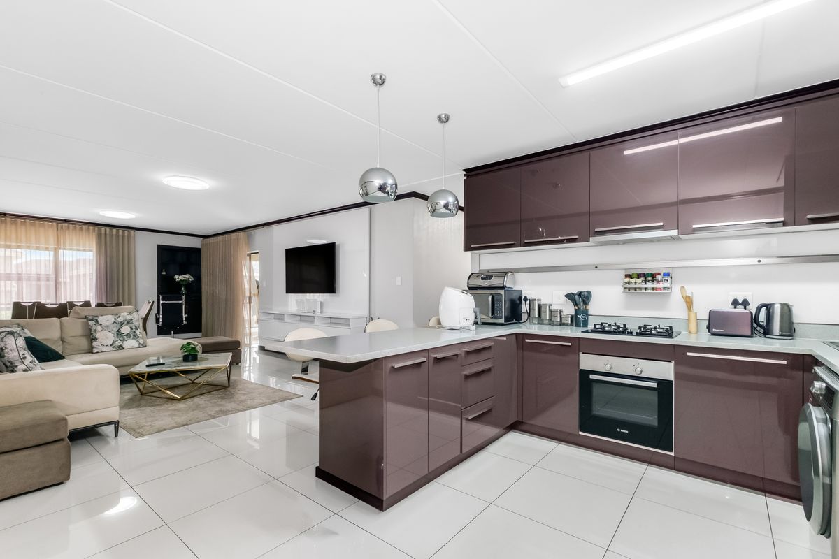 Modern Fully Furnished 3-Bedroom, 2-Bathroom First-Floor Apartment in Secure Estate - Photo 2