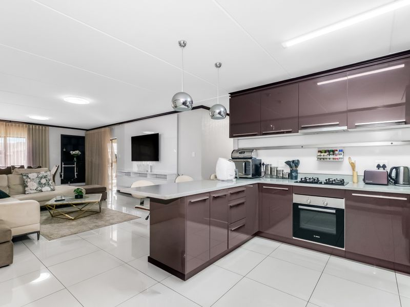 Modern Fully Furnished 3-Bedroom, 2-Bathroom First-Floor Apartment in Secure Estate - Photo 2