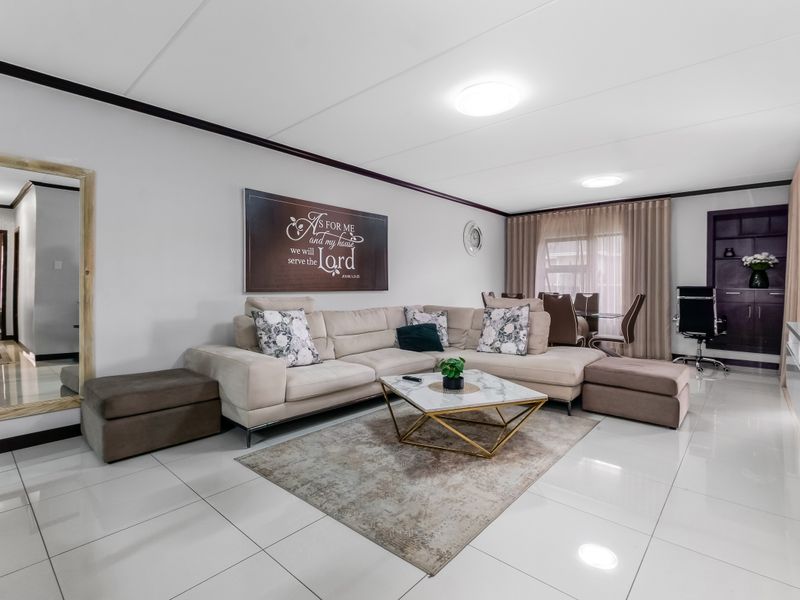 Modern Fully Furnished 3-Bedroom, 2-Bathroom First-Floor Apartment in Secure Estate - Photo 4