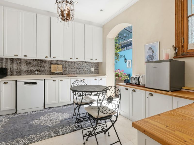 Blue Chip Income Generating Boutique Guesthouse - Photo 3