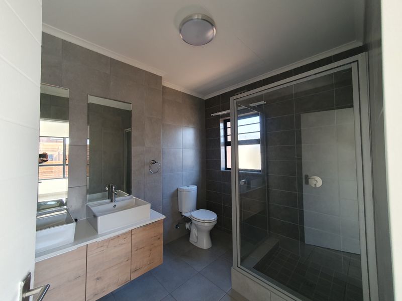 Stylish ground 3 bedroom family rental - Photo 4