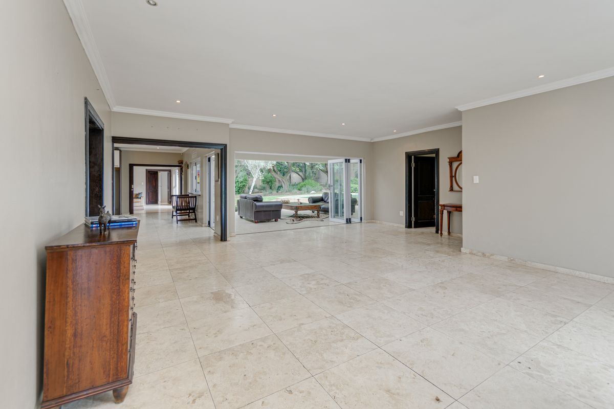 Luxury Acre Living with a Main Residence & Cottage in Bryanston East - Photo 2