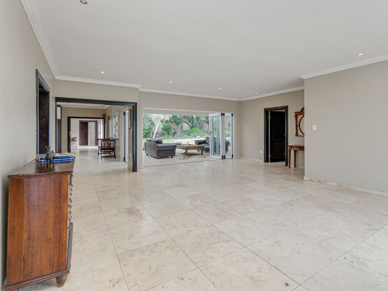 Luxury Acre Living with a Main Residence & Cottage in Bryanston East - Photo 2
