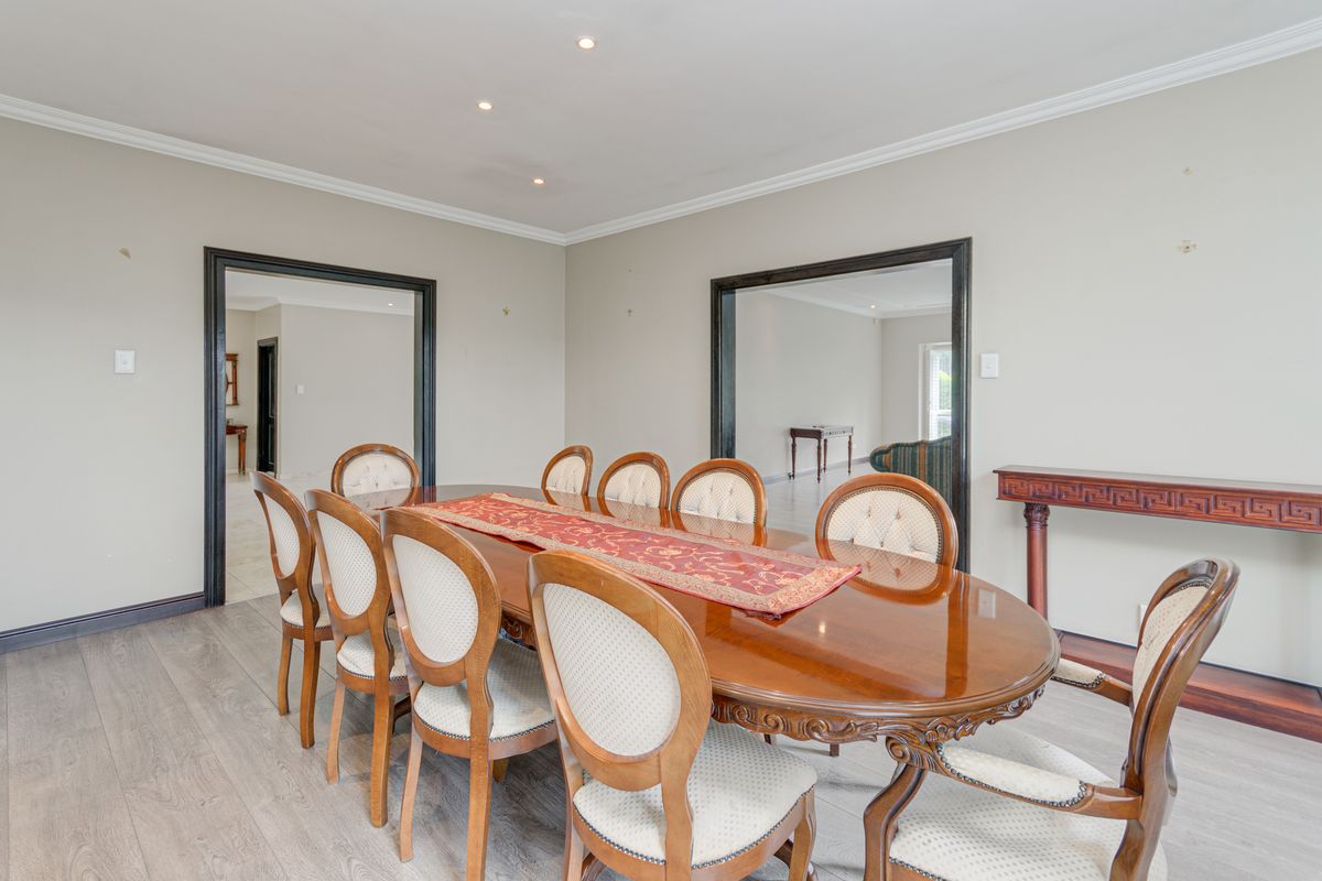 Luxury Acre Living with a Main Residence & Cottage in Bryanston East - Photo 3