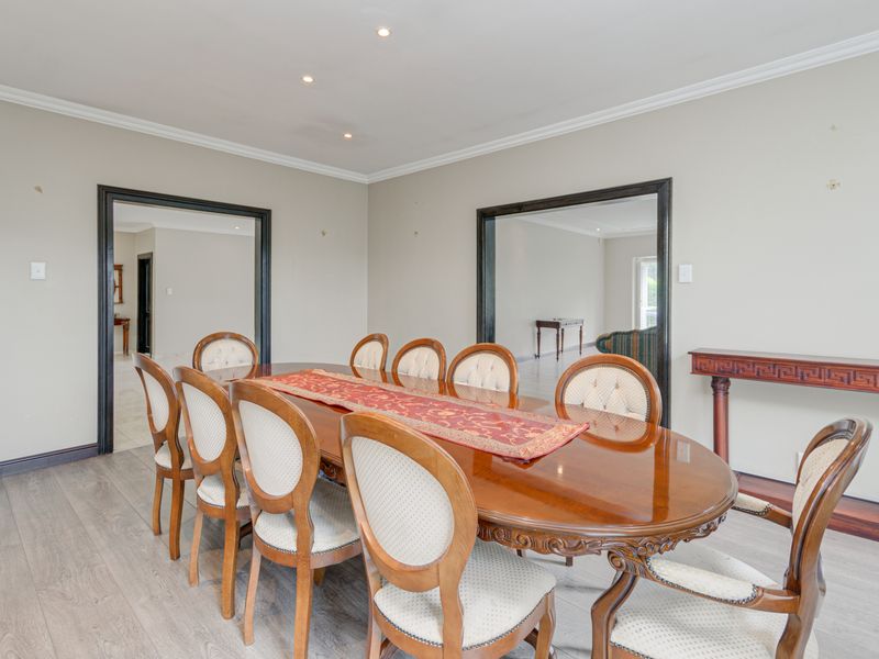 Luxury Acre Living with a Main Residence & Cottage in Bryanston East - Photo 3