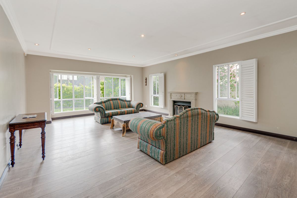 Luxury Acre Living with a Main Residence & Cottage in Bryanston East - Photo 4