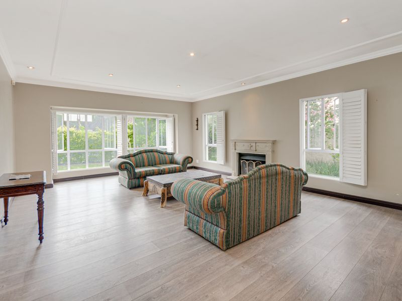 Luxury Acre Living with a Main Residence & Cottage in Bryanston East - Photo 4