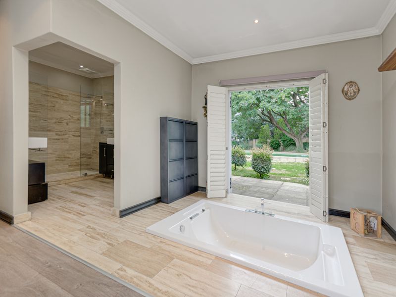 Luxury Acre Living with a Main Residence & Cottage in Bryanston East - Photo 10