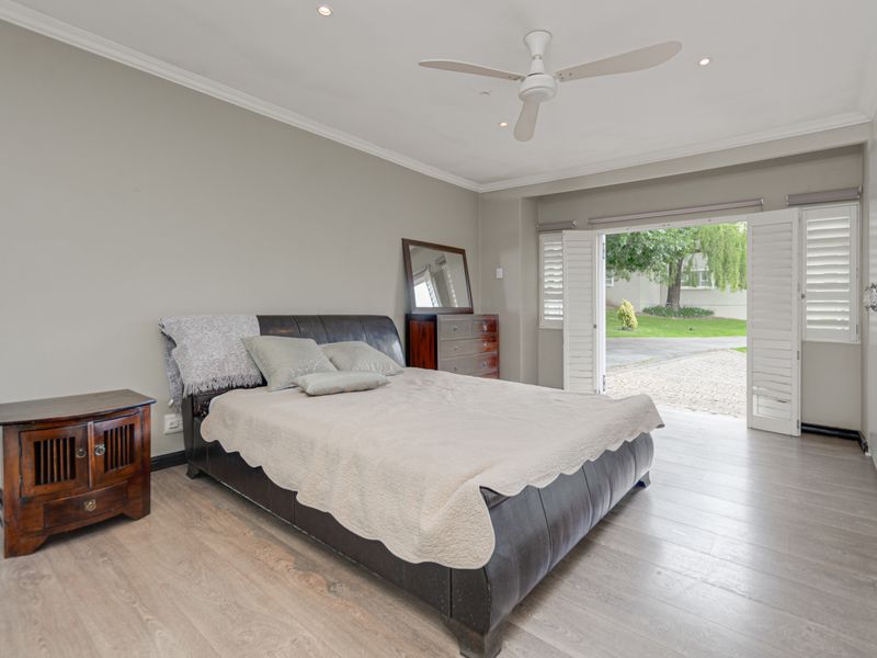 Luxury Acre Living with a Main Residence & Cottage in Bryanston East - Photo 9