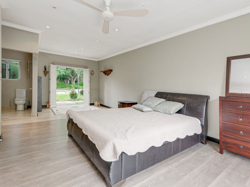 Luxury Acre Living with a Main Residence & Cottage in Bryanston East - Photo 8