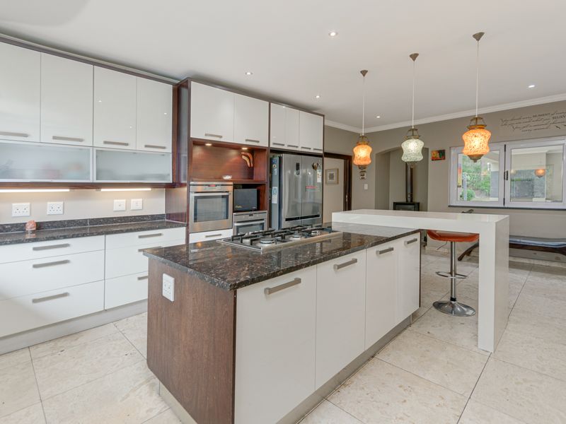 Luxury Acre Living with a Main Residence & Cottage in Bryanston East - Photo 6