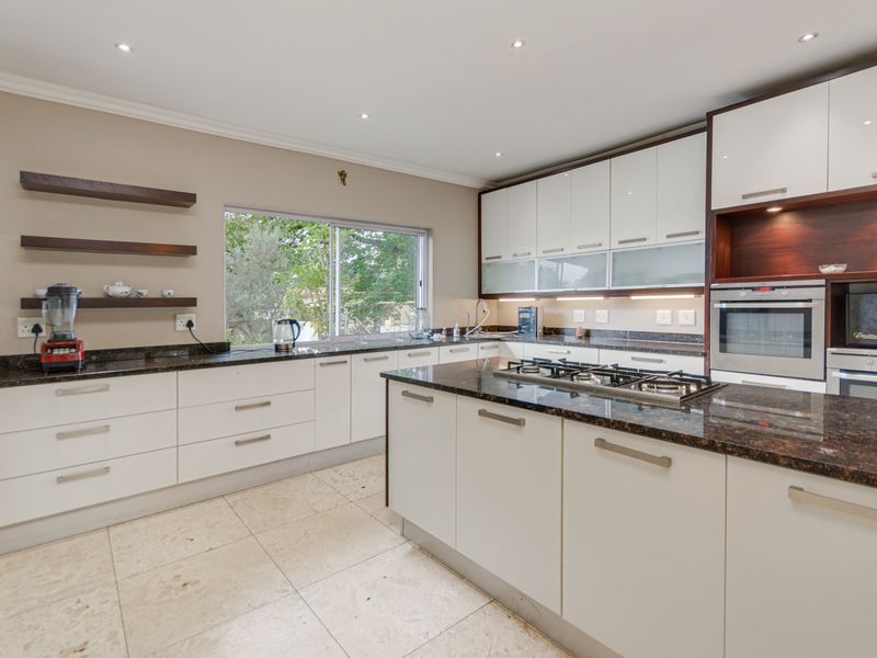 Luxury Acre Living with a Main Residence & Cottage in Bryanston East - Photo 7