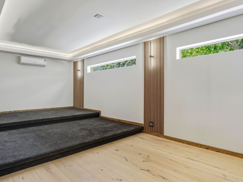 5 Bedroom Luxury Family Home - Photo 10
