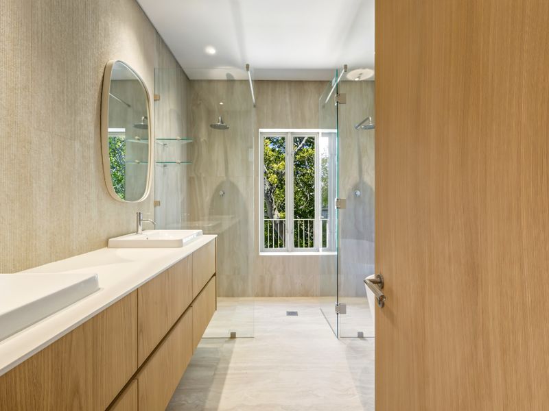 5 Bedroom Luxury Family Home - Photo 9