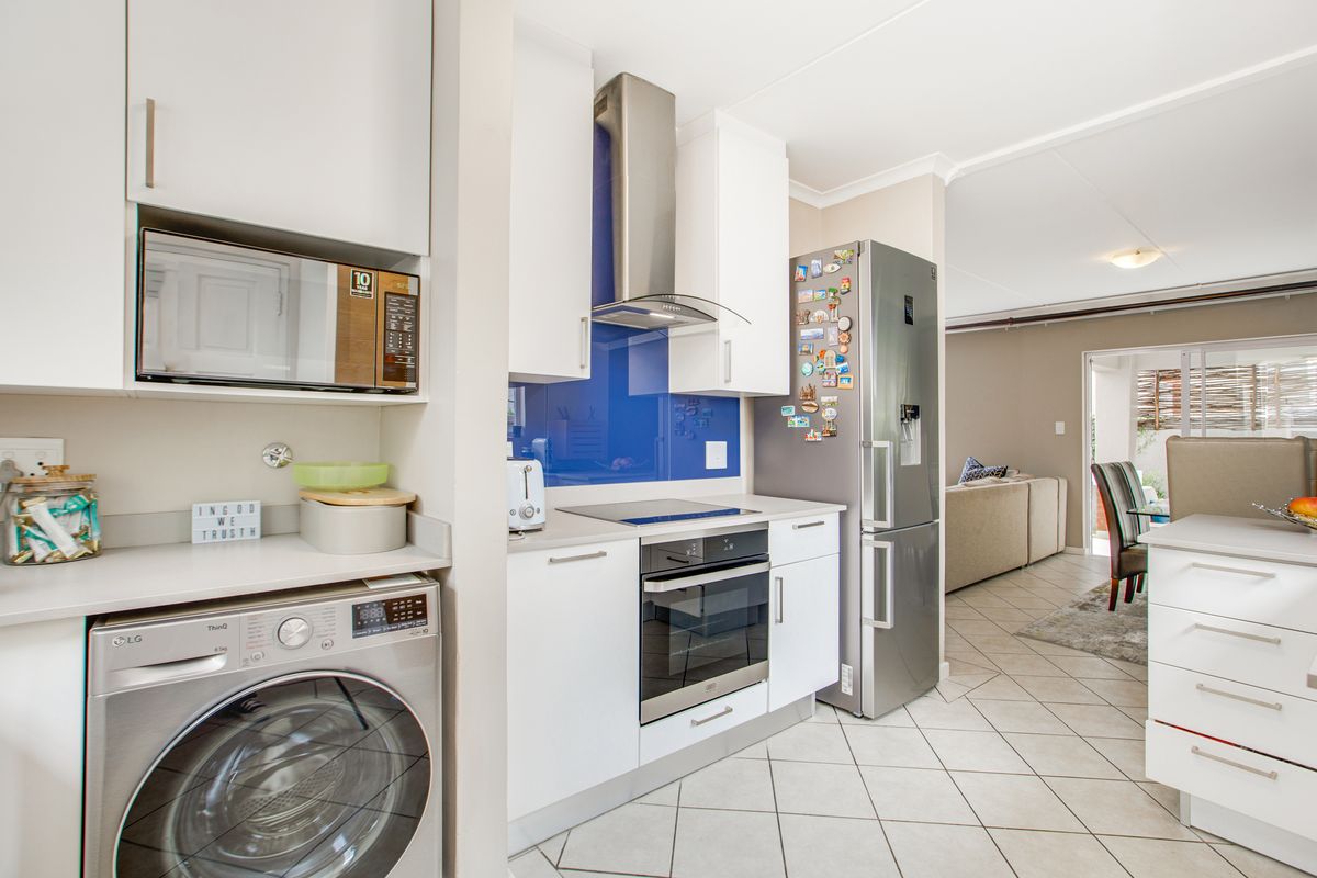 Exquisite 3-Bedroom Townhouse in the Heart of Bryanston East - Photo 5